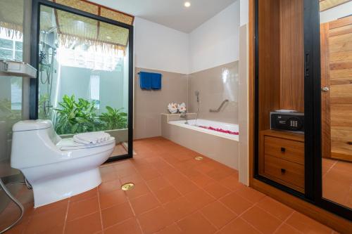 Bathroom, Friendship Beach Resort & Atmanjai Wellness Spa in Phuket