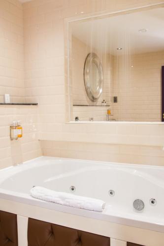 Létesítmények, The Exchange Hotel near Techniquest