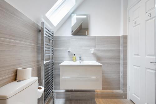 Rare 4beds Townhouse in Kensington with Patio - main image