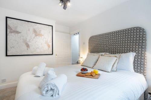 Rare 4beds Townhouse in Kensington with Patio - main image