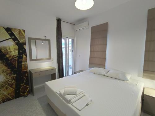 1 king bed, 2 twin beds, 2 sofa beds