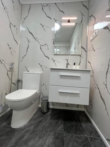 S8 Downtown Apartment - image 6
