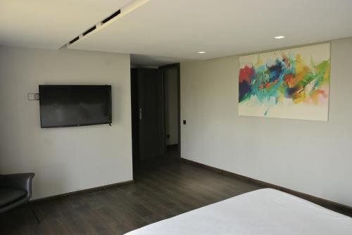 Lux 2BR Loft - Oliver Palm - image 9