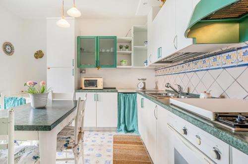 GuestHost - Sicily Beachside Apartment One Minute to the Shore, Mascali (photo 6)