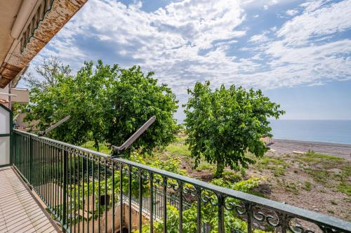 GuestHost - Sicily Beachside Apartment One Minute to the Shore, Mascali (photo 7)