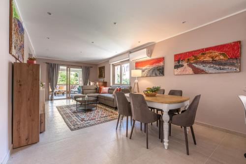 Three-Bedroom Deluxe Apartment image 3