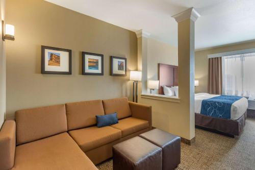 King Suite with Sofa Bed image 4