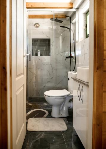 douche, Brvnara Staničić (Brvnara Stanicic) in Bukovik