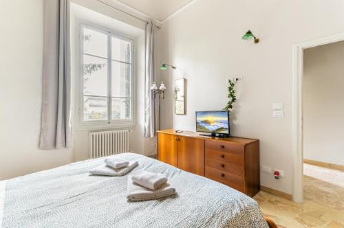 Bright Apartment with Private Garden and Balcony