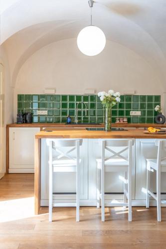 Prague Days - Two-bedroom Apartment with Workspace and Balcony in Old Town - image 10