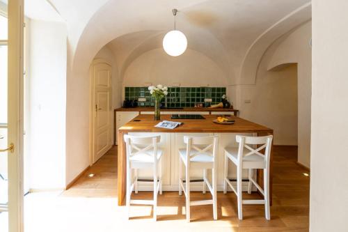 Prague Days - Two-bedroom Apartment with Workspace and Balcony in Old Town - image 8