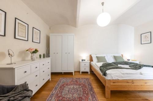 Prague Days - Two-bedroom Apartment with Workspace and Balcony in Old Town - image 6