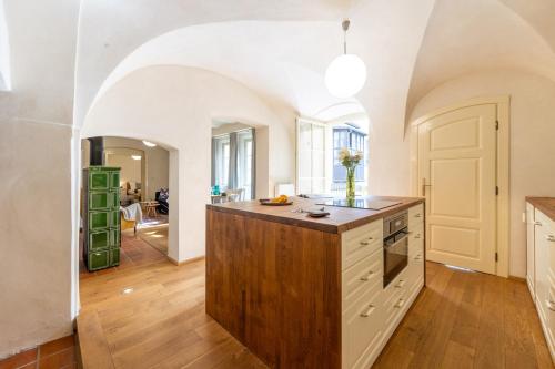 Prague Days - Two-bedroom Apartment with Workspace and Balcony in Old Town - image 13