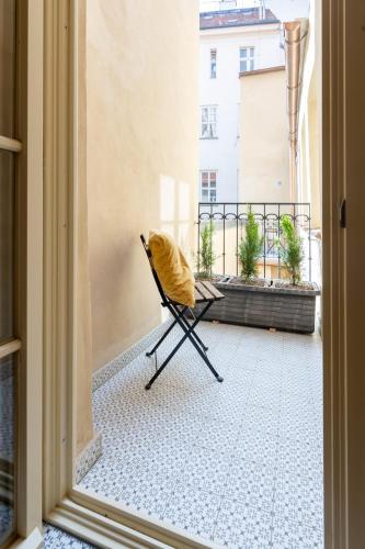 Prague Days - Two-bedroom Apartment with Workspace and Balcony in Old Town - image 3