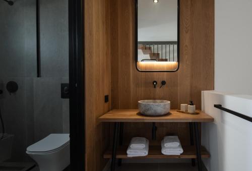 Suite with Hot Tub image 8