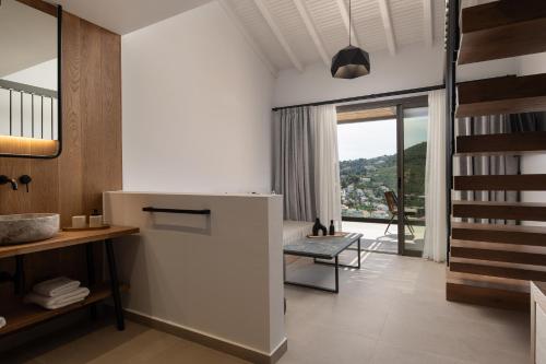 Suite with Hot Tub image 6