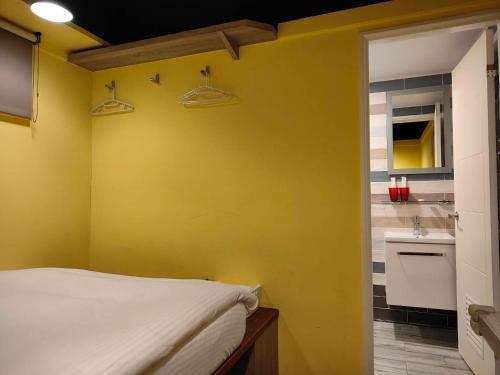Economy Double Room image 2