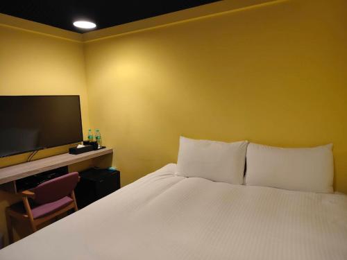 Economy Double Room image 3