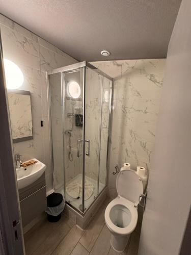 HOTEL LOUVAIN – Paris, TX