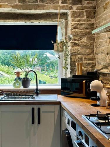 Facilities, Spacious and Cosy 2 Bedroom Home in Bradford Sleeps 4 by PureStay - 14 nights min! in Great Horton