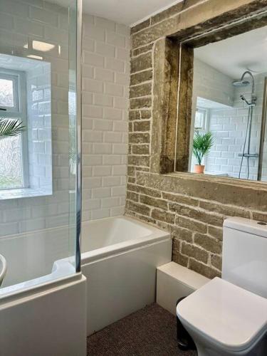 Spacious and Cosy 2 Bedroom Home in Bradford Sleeps 4 by PureStay - 14 nights min! in Great Horton