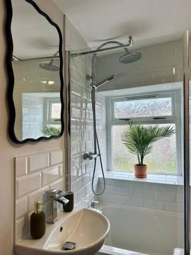 Shower, Spacious and Cosy 2 Bedroom Home in Bradford Sleeps 4 by PureStay - 14 nights min! in Great Horton