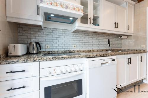 Perfect Location 3 Bedrooms 2 bath Parking Pool - image 2