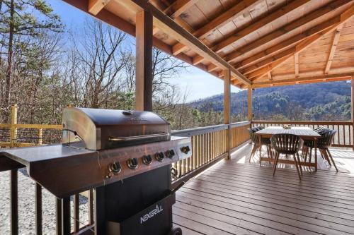 The Remedy at Blue Ridge - mountain view cabin with hot tub and two fire pits in Cherry Log, USA