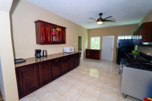 設施, Spacious room in villa near beach in 逍遙海灣