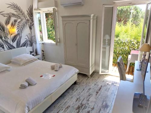 Queen Room with Balcony room in Les Jardins de Bormes hôtel adult only avec piscine jacuzzi et sauna