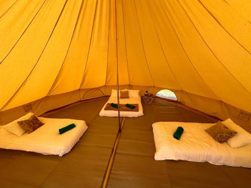 1 double bed, 2 twin beds