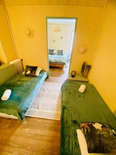 1 queen bed, 2 twin beds