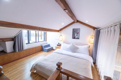 One-Bedroom Suite image 6