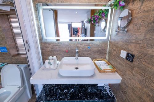 One-Bedroom Suite image 3