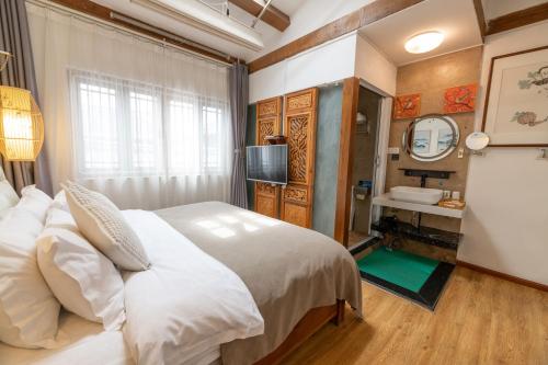 Double Room with Private Bathroom image 6