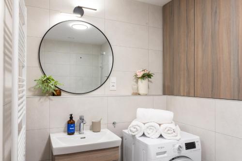 Prague Days - Modern Apartment with Terrace and AC in Karlín - image 6