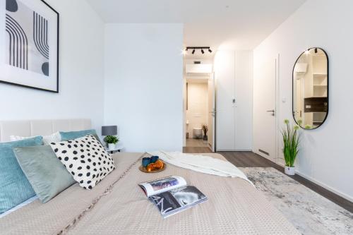 Prague Days - Modern Apartment with Terrace and AC in Karlín - image 11