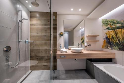 1 queen bed, 2 futon beds