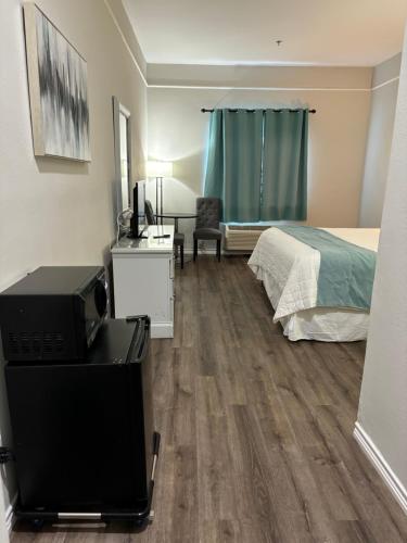 Deluxe 6 Inn & Suites - image 14