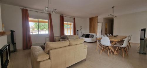 Chalet Oasis, Piscina, Barbacoa, Jardin, Amigos, Familia, Grupos, Casa, Villa in Nuevo Baztan