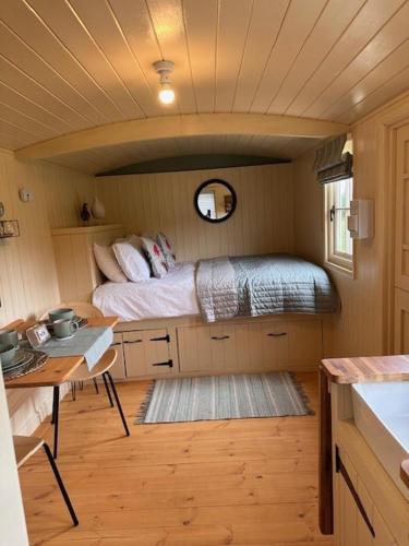 ShepherdsHut-Cotswolds-PetFriendly-WoodBurner in Farthinghoe
