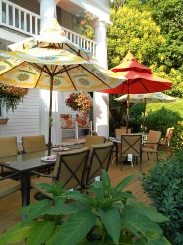 Restaurante, House of 1833 Bed and Breakfast in Mystic City Center