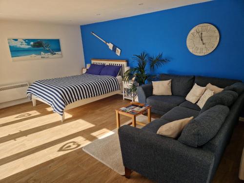 Nautical themed Guest House with patio and treehouse chambre d'hôte Hurst Point