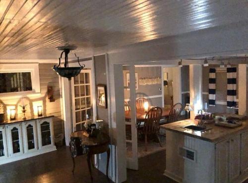 515Escape, Private backyard, firepit, bbq, decks, fun! in Lake Geneva, USA