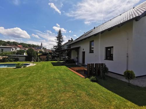 Rodinná Rezidence Žihobce - prázdninový dům (Rodinna Rezidence Zihobce - prazdninovy dum) in สตราชิน
