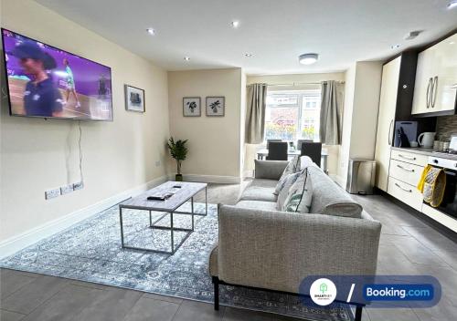 Modern 2 Bed 2 Bath Apartment Free Parking - Tap to explore photos