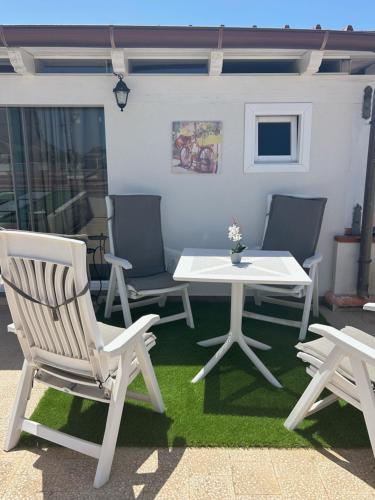Camera con terrazza - image 4