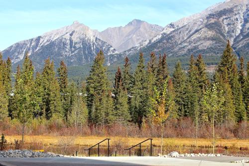 Luxury Canmore Vacations - Tap to explore photos