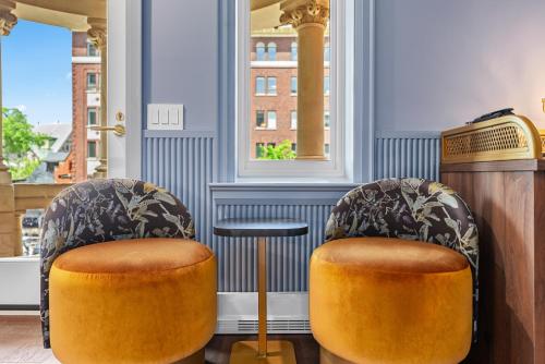 Queen Room with Balcony image 3