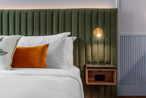 Deluxe King Room image 3